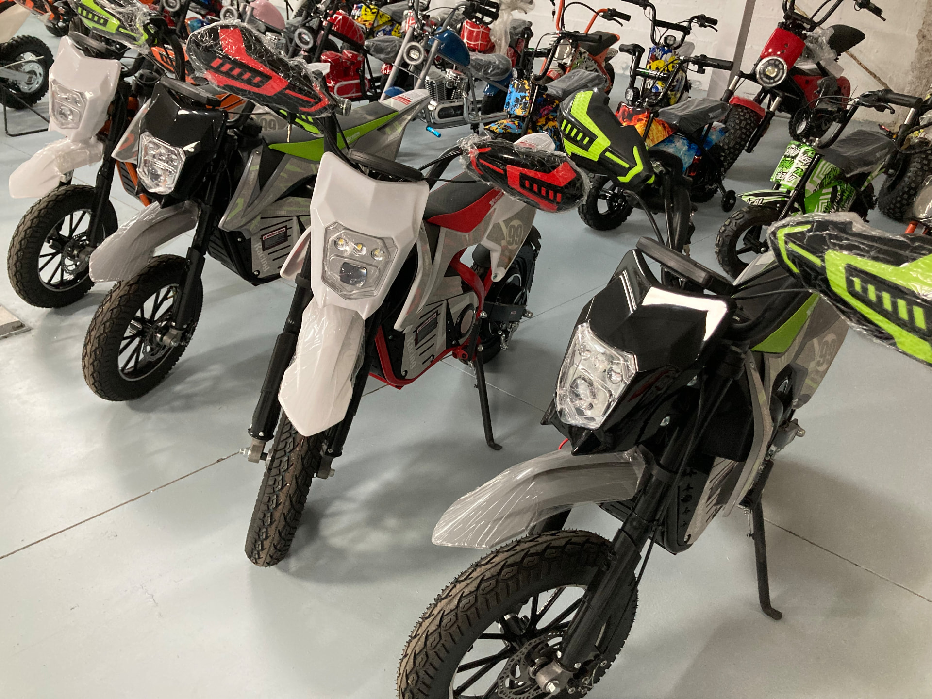 Minicross eléctricas con faro delantero y protecciones de manillar