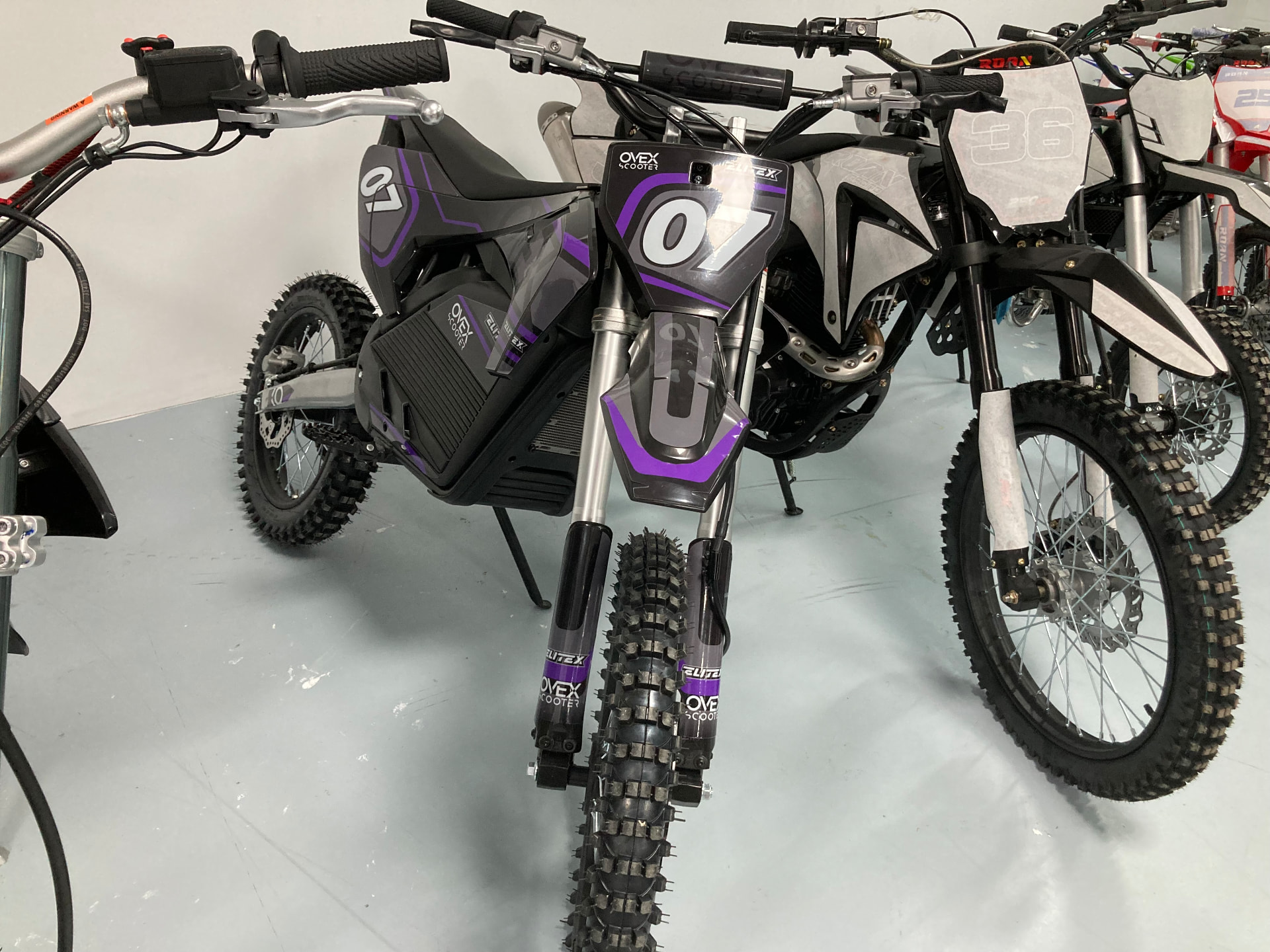 Moto de cross eléctrica OVEX con el dorsal 07 en negro, gris y violeta
